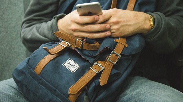 person der kigger på telefonen
